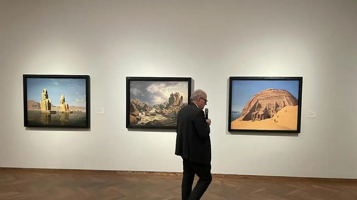 Kurator Johann Kräftner vor Ägypten-"Kosmoramen" von Hubert Sattler | Kurator Johann Kräftner vor Ägypten-"Kosmoramen" von Hubert Sattler