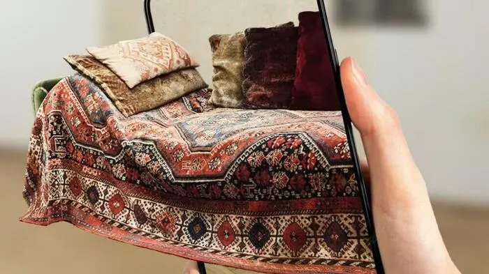 Freuds Couch wird am Handydisplay kurzzeitig sichtbar | Freuds Couch wird am Handydisplay kurzzeitig sichtbar