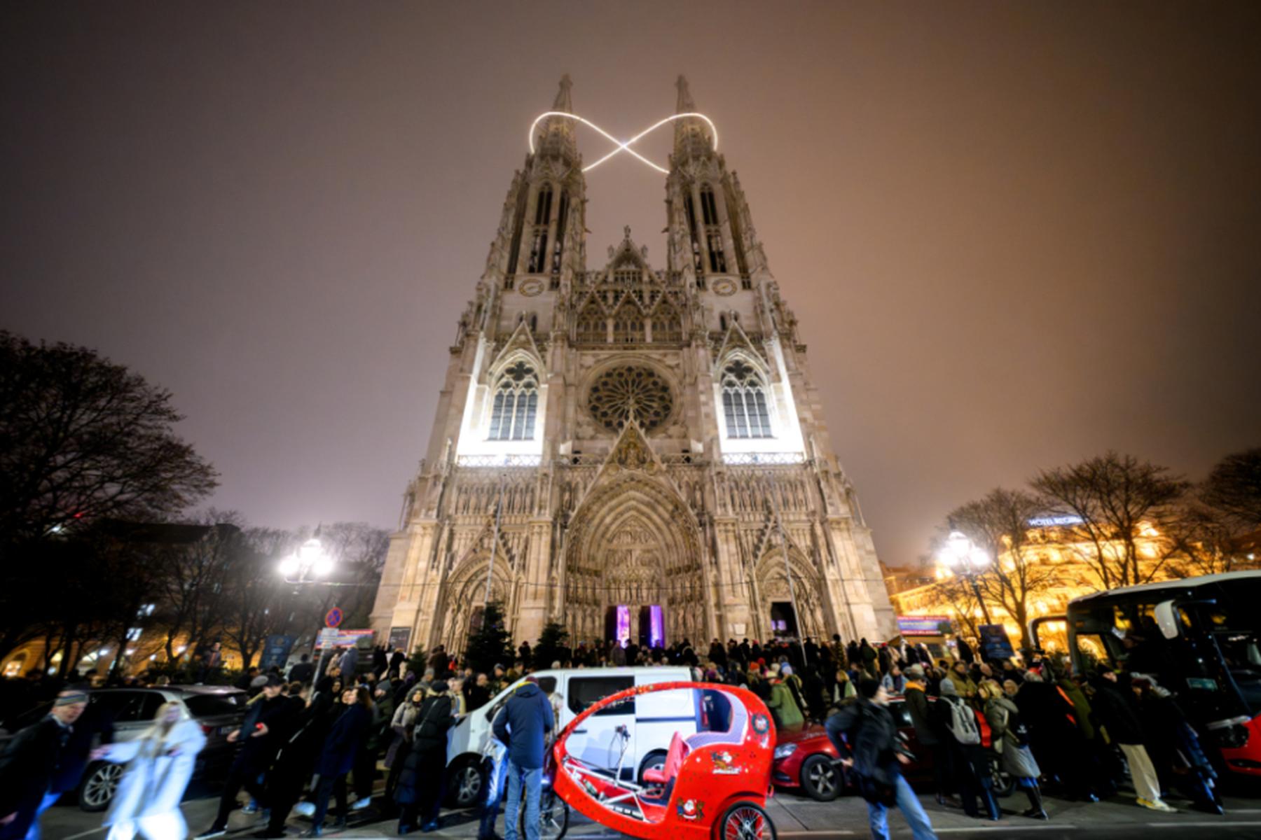 Wien: Neue Lichtinstallation zwischen den Türmen der Votivkirche