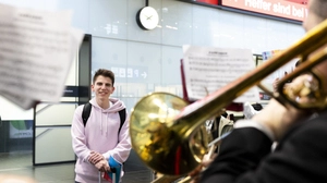 Aaron Gruen freut sich über das Willkommensständchen | Aaron Gruen freut sich über das Willkommensständchen