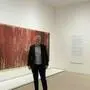 Klaus Albrecht Schröder vor dem Blutorgelbild von Hermann Nitsch | Klaus Albrecht Schröder vor dem Blutorgelbild von Hermann Nitsch