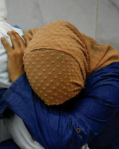 Eine palästinensische Frau betrauert den Tod ihrer Nichte | Eine palästinensische Frau betrauert den Tod ihrer Nichte