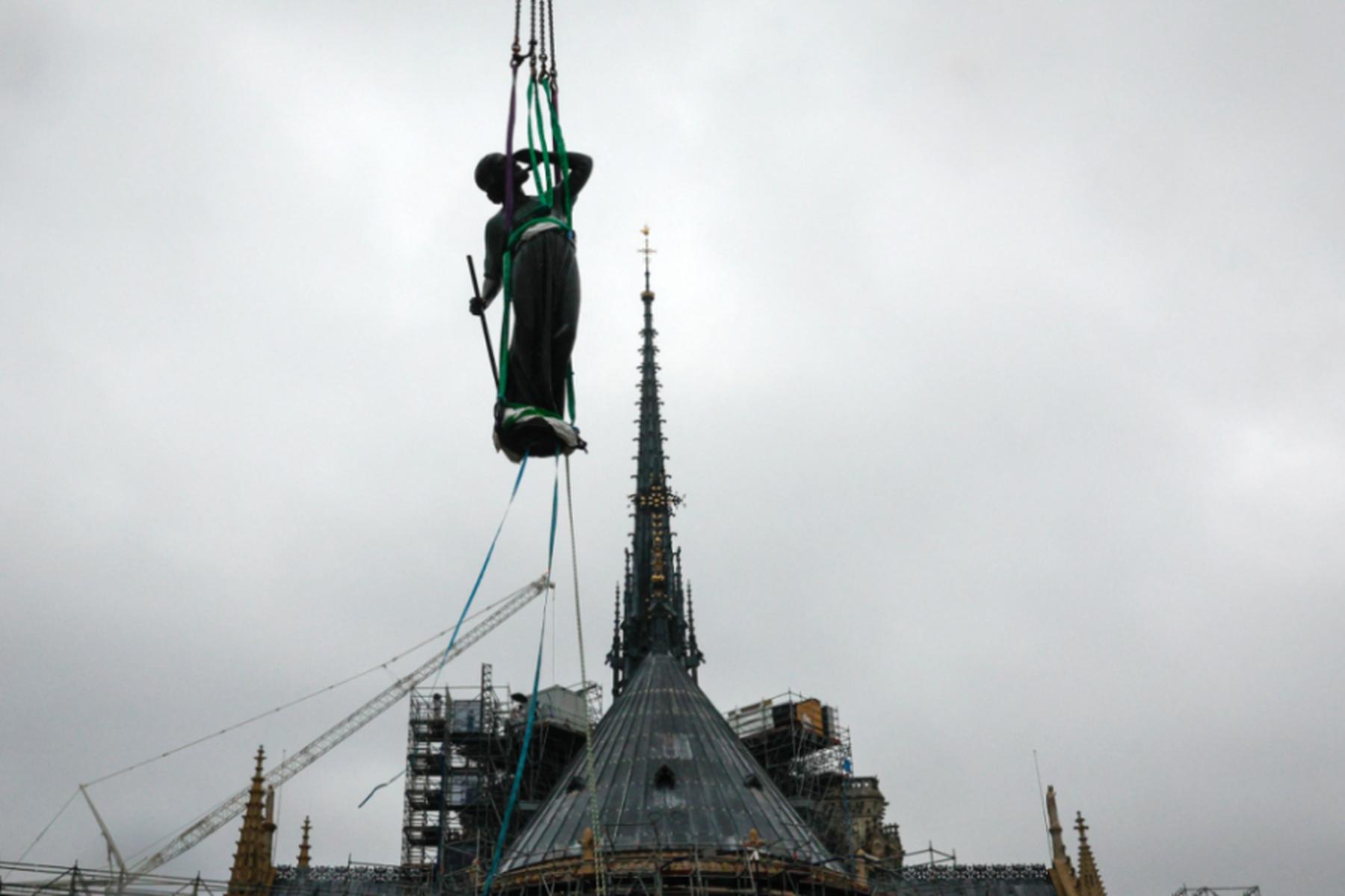 Paris: Alle Apostelstatuen zurück auf Spitze von Pariser Notre-Dame