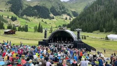 Die Bühne auf der Unterstaller Alm. Davor sitzen Hunderte Zuschauer