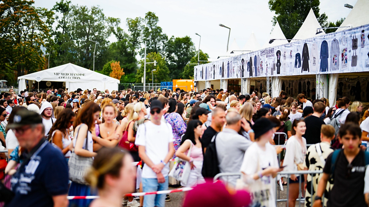 Ansturm auf Swift-Fanartikel bereits am Tag vor Konzertreigen | Ansturm auf Swift-Fanartikel bereits am Tag vor Konzertreigen