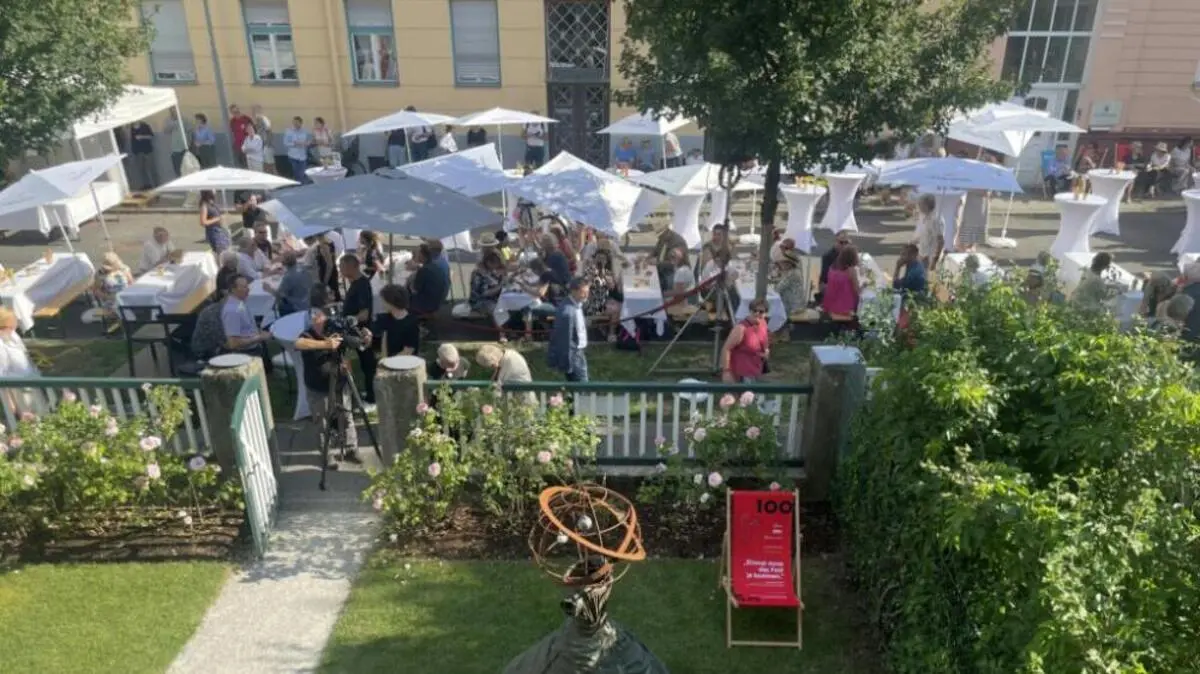 Vor dem Bachmann-Haus: Straßenfest und Geburtstagsfeier | Vor dem Bachmann-Haus: Straßenfest und Geburtstagsfeier