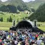 Die Bühne auf der Unterstaller Alm. Davor sitzen Hunderte Zuschauer
