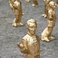 Klein, gülden, mit Hund: Die Mozart-Figuren sollen zum Diskurs anregen