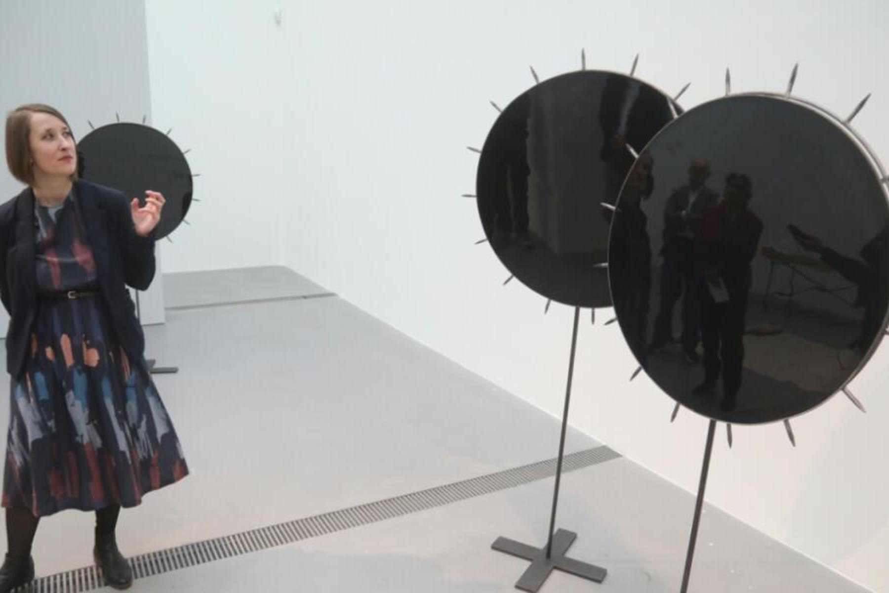 Kyiv Biennale v Linzu razkriva umetniške refleksije o vojni v Ukrajini