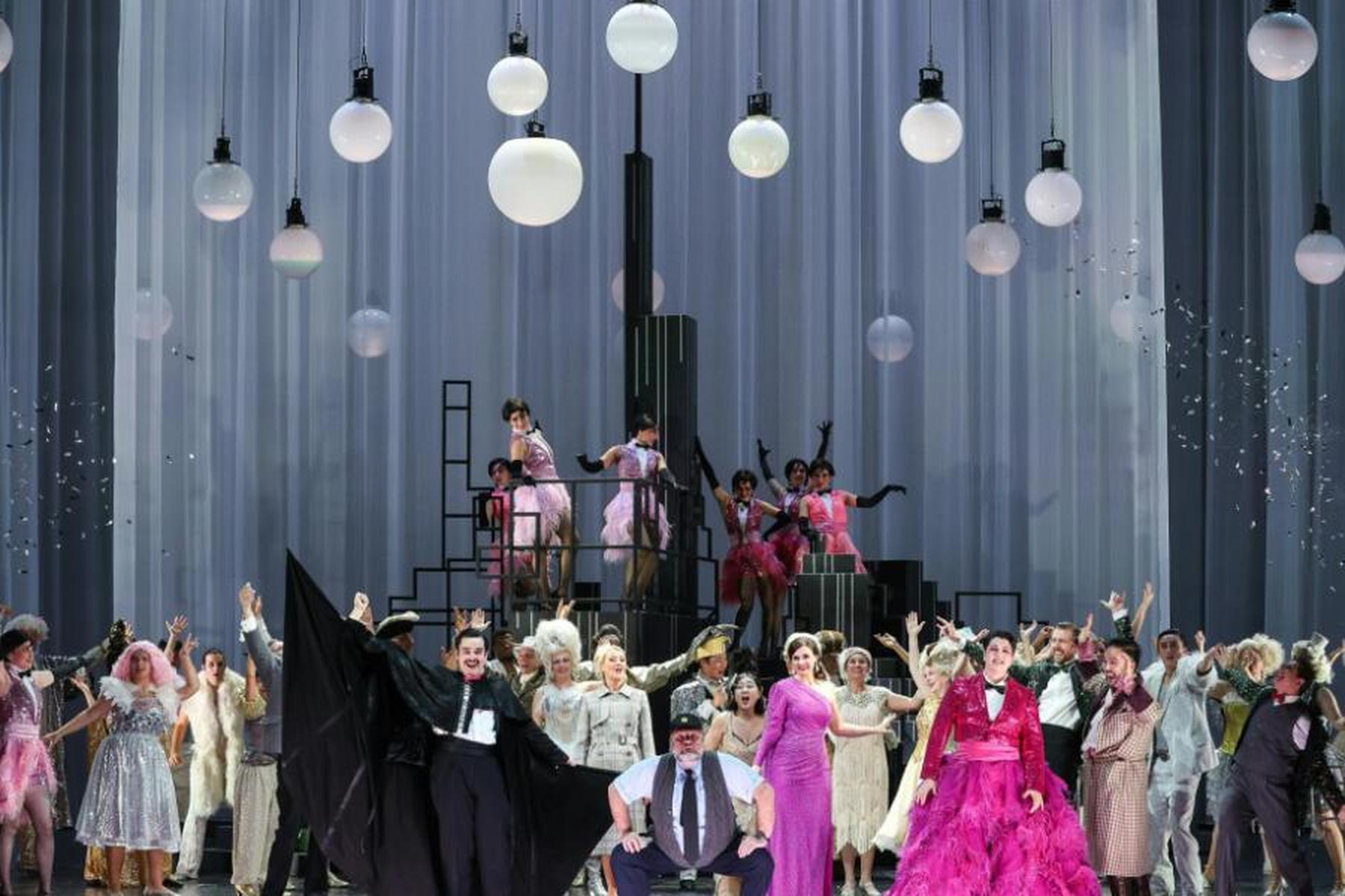 Innsbruck: "Fledermaus" in Tirol: Zeitgeistige Champagnerlaune