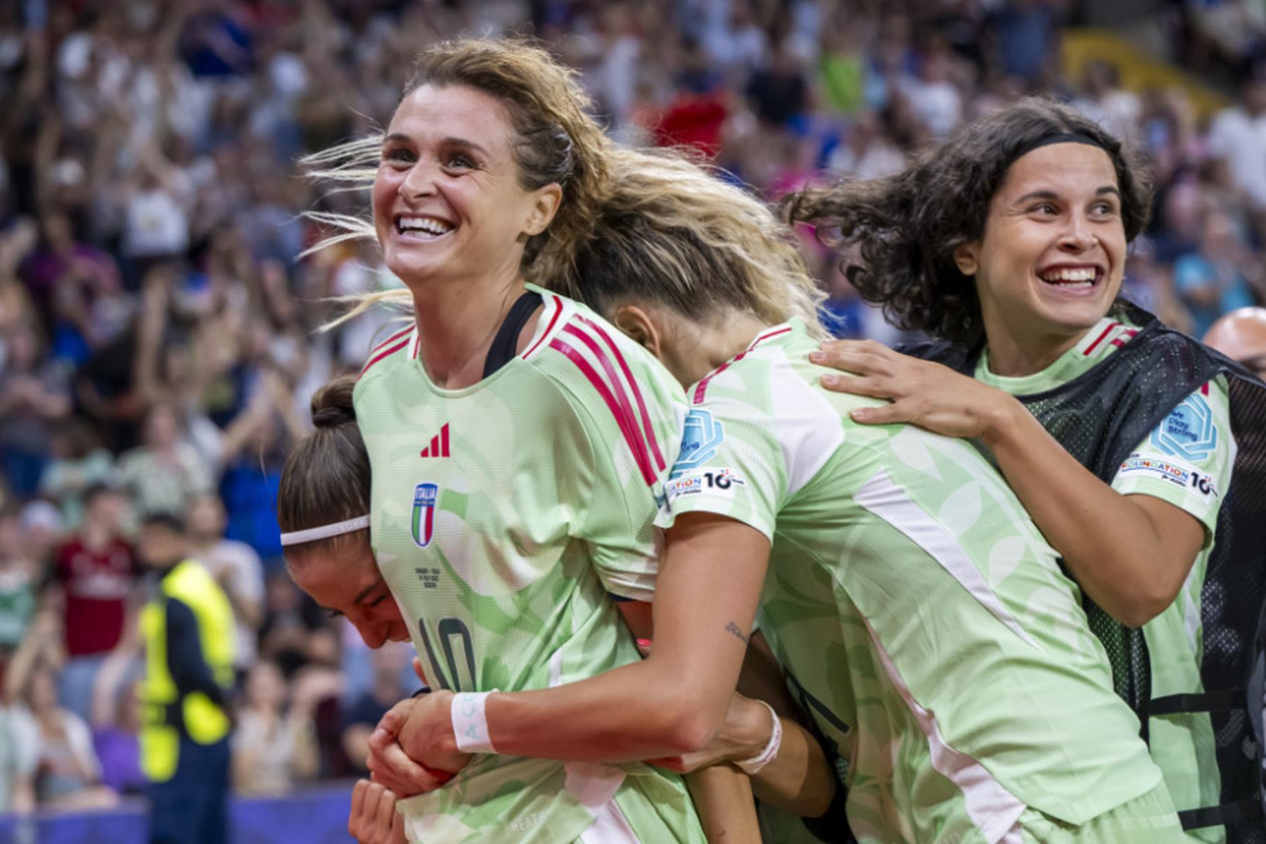 Genf: Italienerinnen wollen über hohe Hürde England ins Finale