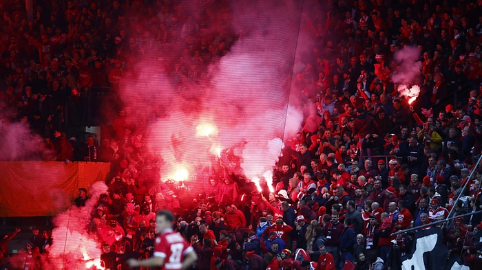 Pyrotechnika sind bei den Spielen im Stadion allgegenwärtig
