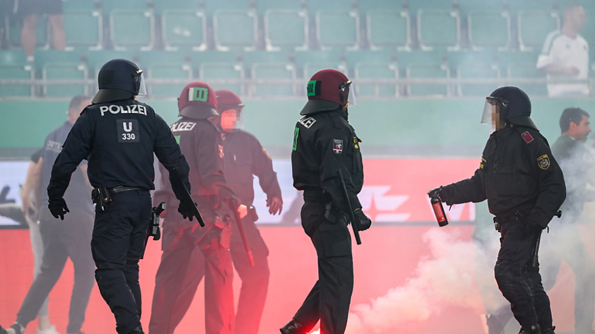 Polizeikräfte schritten am Sonntag ein | Polizeikräfte schritten am Sonntag ein