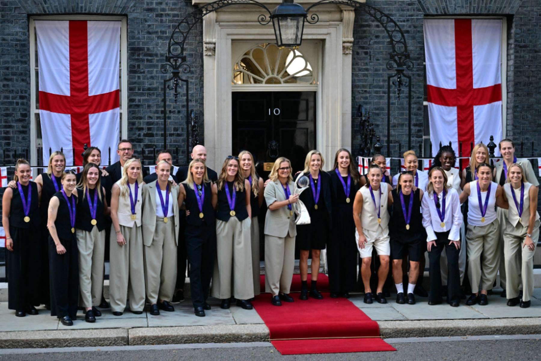 London: "It's home": Fans und Regierung empfingen Engländerinnen