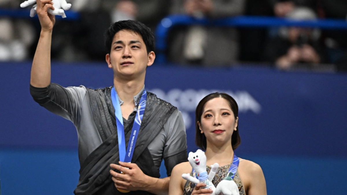 Kihara (l.) und Miura sorgen für eine historische japanische Medaille | Kihara (l.) und Miura sorgen für eine historische japanische Medaille