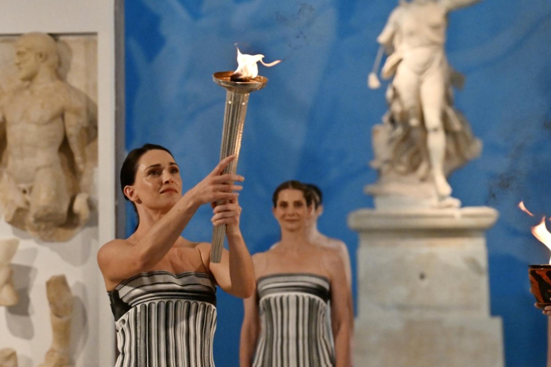 V Olimpiji prižgana olimpijska bakla za zimske igre v Milanu in Cortini