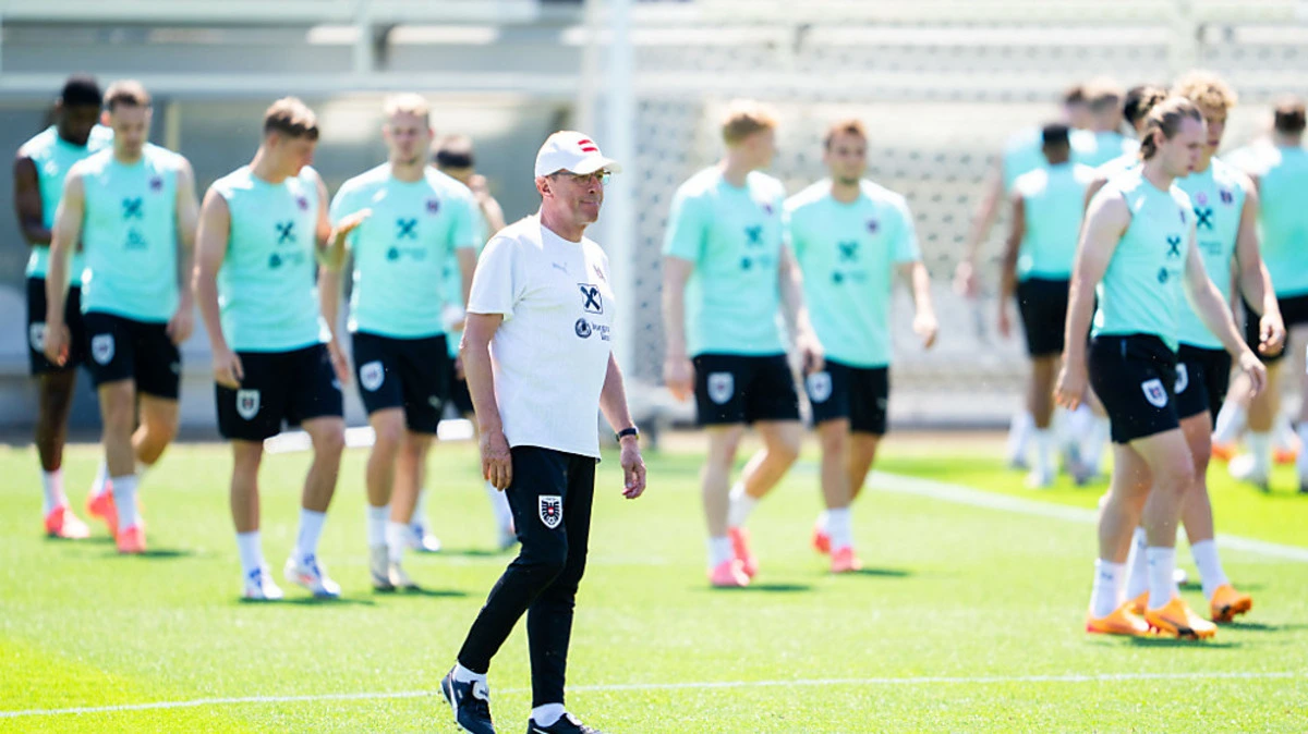 ÖFB-Kicker ließen Rangnick zu dessen Geburtstag hochleben | ÖFB-Kicker ließen Rangnick zu dessen Geburtstag hochleben