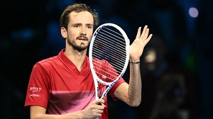 Medwedew freut sich über ersten Sieg in Turin | Medwedew sitzt in Dubai fest, ebenso sein Tennis-Kollege Rublew