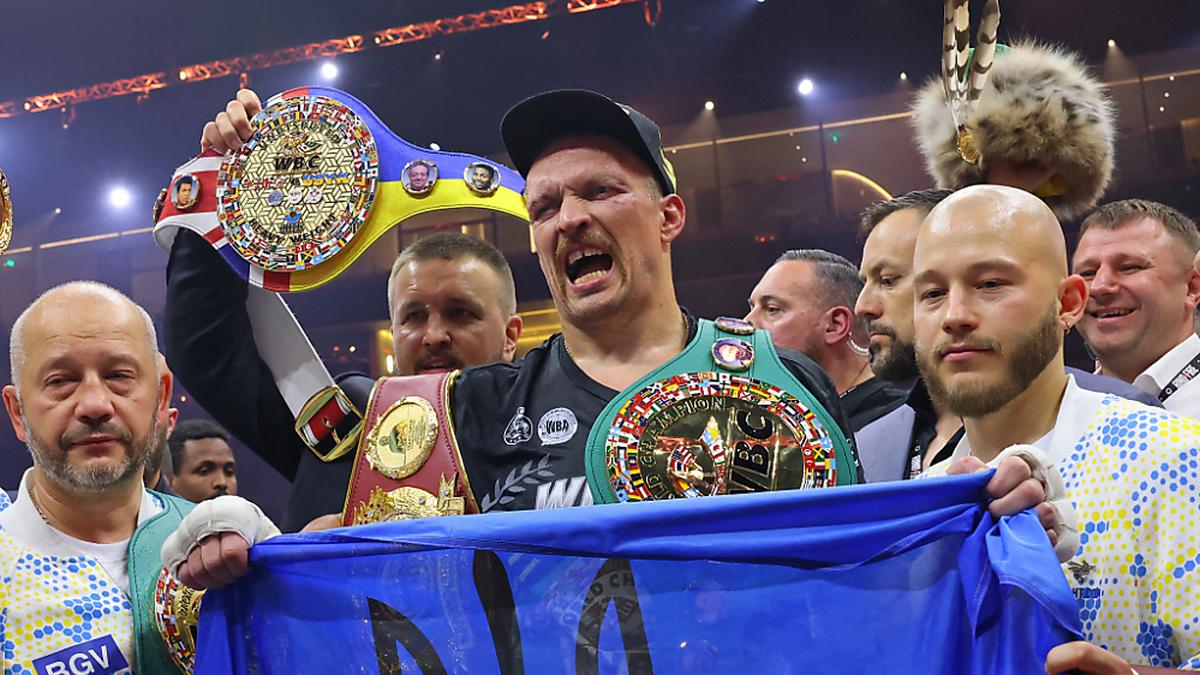 Oleksandr Usyk feiert seinen Sieg