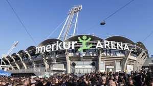 Blick auf den Schriftzug „Merkur Arena“