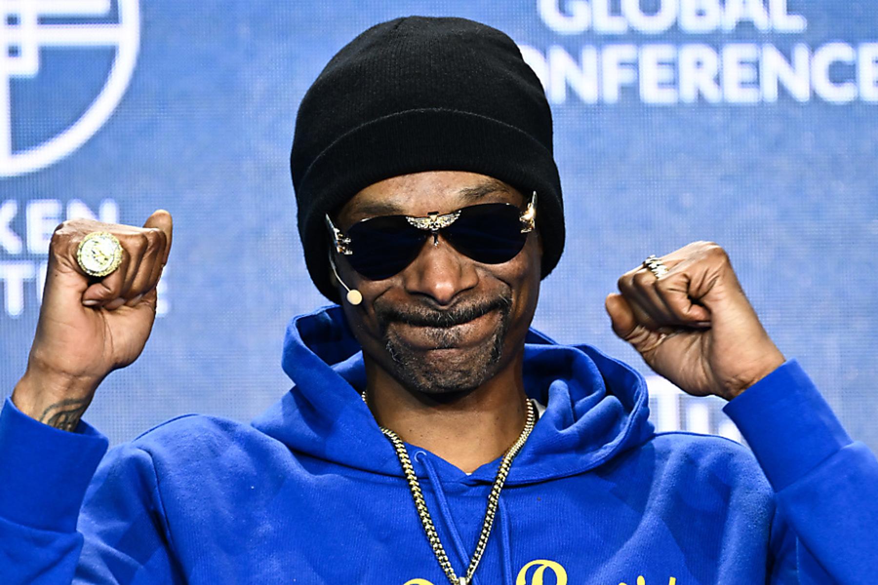 Paris/Los Angeles: Snoop Dogg trägt die olympische Fackel