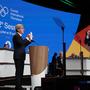IOC-Präsident Bach hält den Entschluss hoch | IOC-Präsident Bach hält den Entschluss hoch