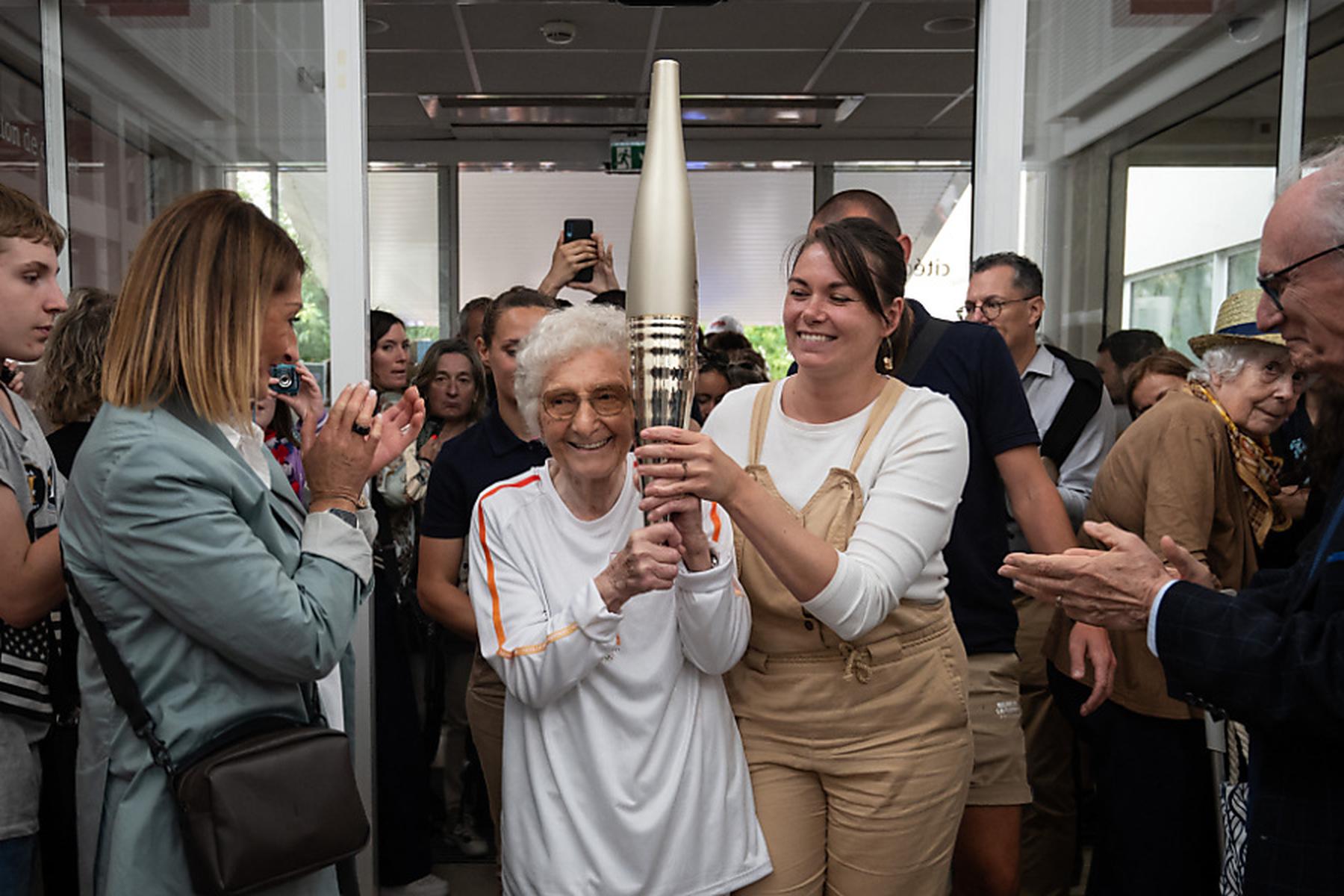 Saint-Etienne: 102-jährige Wienerin Berger-Volle trägt die Fackel