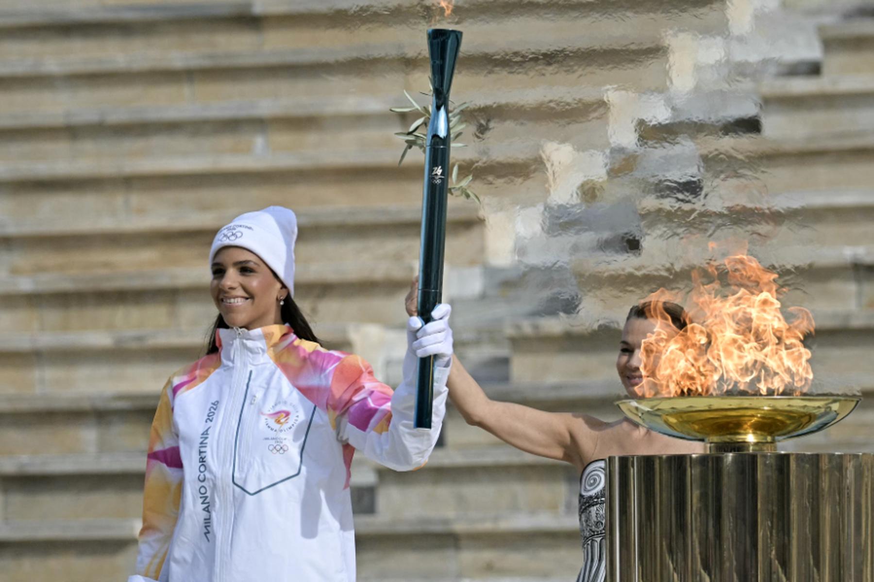 Athen: Olympische Flamme für Reise von Athen nach Rom übergeben