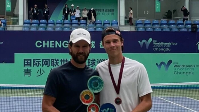 Joel Schwärzler mit seinem Coach Jürgen Melzer und der Trophäe | Joel Schwärzler mit seinem Coach Jürgen Melzer und der Trophäe