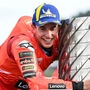 Marc Marquez umarmt die MotoGP-WM-Trophäe | Marc Marquez umarmt die MotoGP-WM-Trophäe
