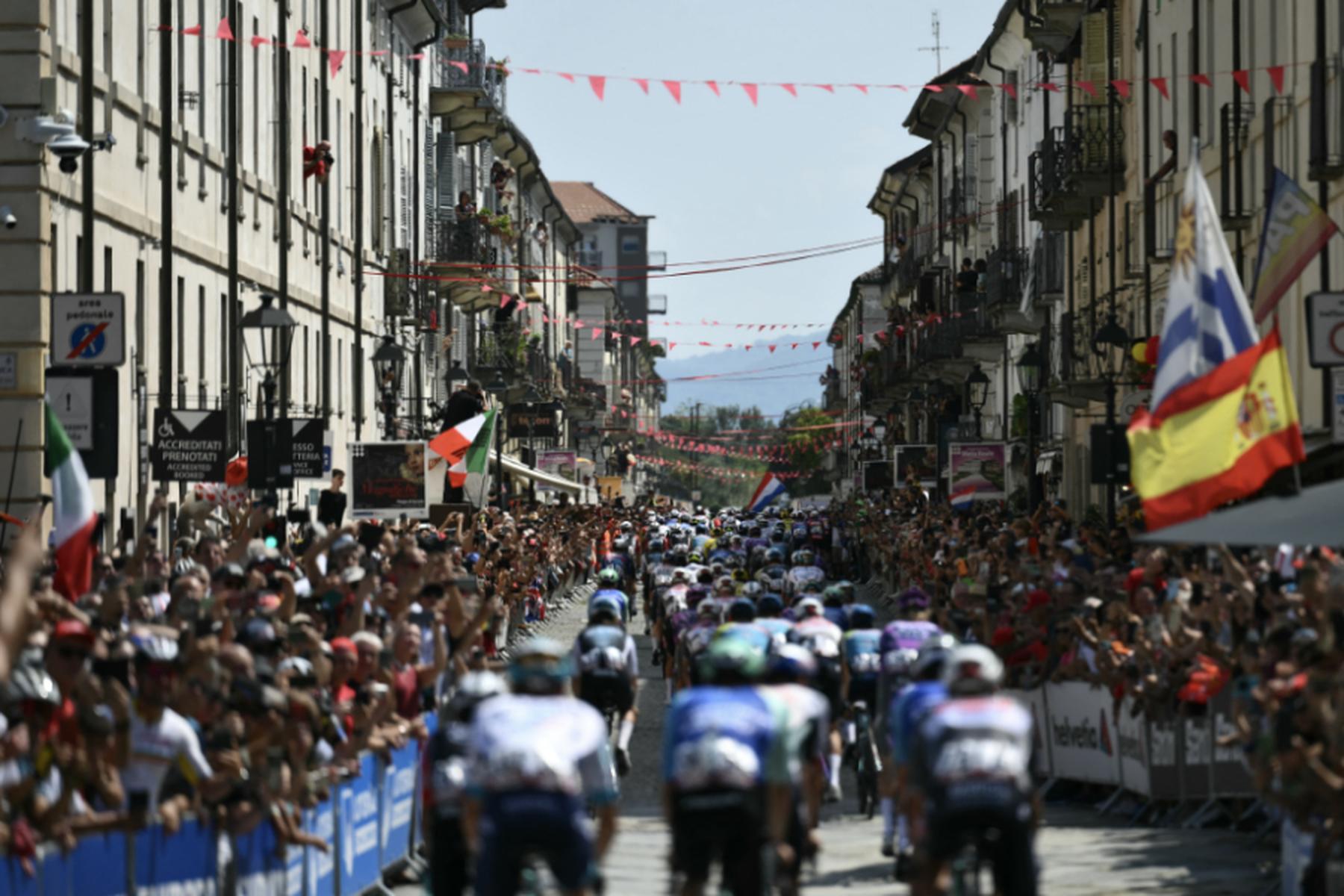 Novara: Philipsen gewinnt erste Vuelta-Etappe im Massensprint