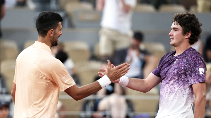Der 39-Jährige Djokovic/l. gratuliert dem 19-jährigen Fonseca zum Sieg | Der 39-Jährige Djokovic/l. gratuliert dem 19-jährigen Fonseca zum Sieg