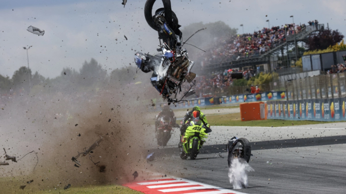 Das Motorrad von Marquez wurde durch die Luft geschleudert | Das Motorrad von Marquez wurde durch die Luft geschleudert