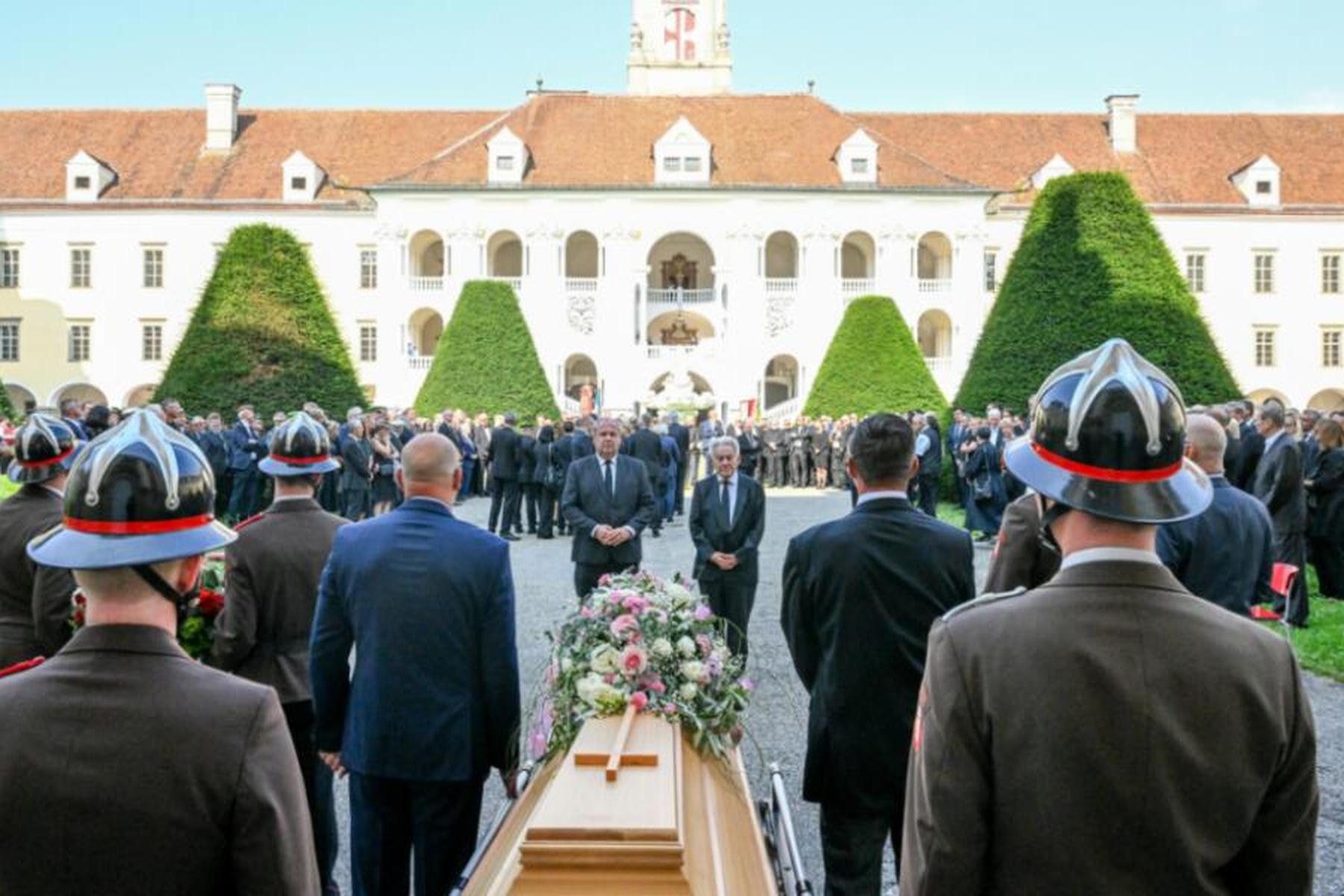 St. Florian: Große Anteilnahme - Ex-ÖFB-Präsident Leo Windtner beigesetzt