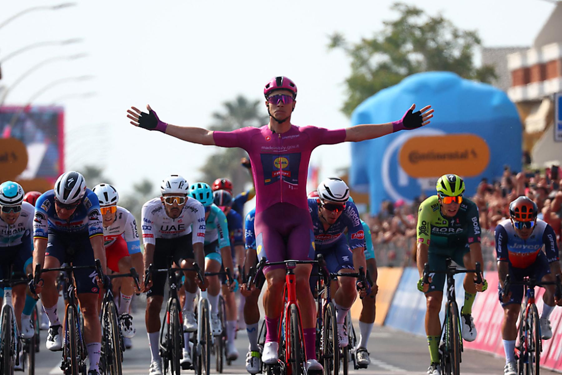 Francavilla al Mare: Milan gewinnt 11. Giro-Etappe im Massensprint