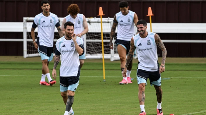 Messi trainiert wieder mit seinen Teamkollegen | Messi trainiert wieder mit seinen Teamkollegen