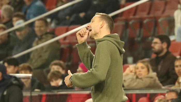 Lijnders kann diesmal nicht von der Bank aus coachen | Lijnders kann diesmal nicht von der Bank aus coachen