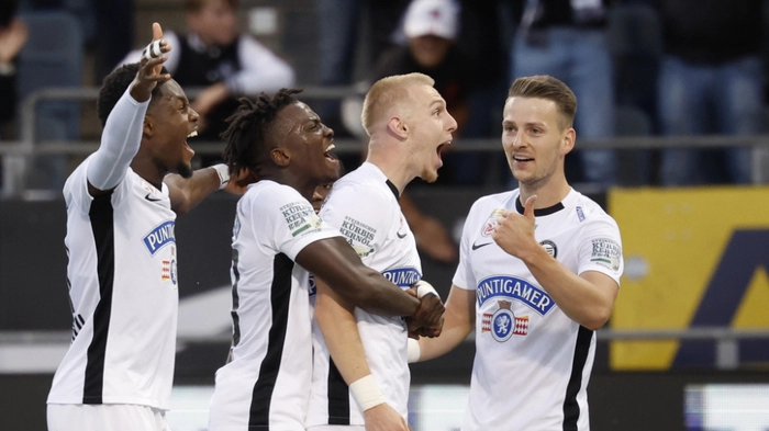 Mika Biereth (2.v.r.) wird nach seinem dritten Tor zum 4:0 gefeiert | Mika Biereth (2.v.r.) wird nach seinem dritten Tor zum 4:0 gefeiert