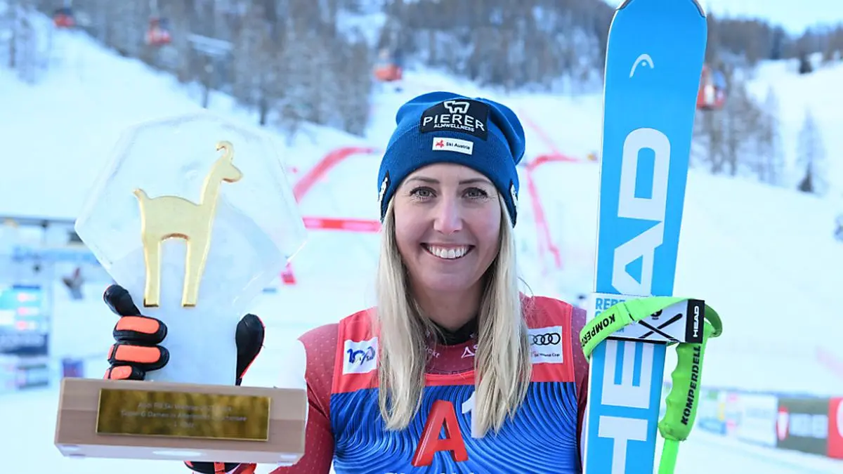 Trophäe zum fünften Weltcupsieg für Cornalia Hütter | Trophäe zum fünften Weltcupsieg für Cornalia Hütter