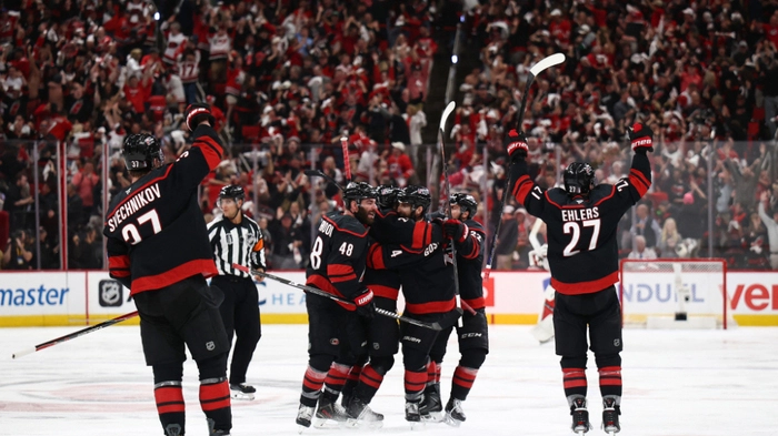 Carolina bleibt im Rennen um den Stanley Cup | Carolina bleibt im Rennen um den Stanley Cup