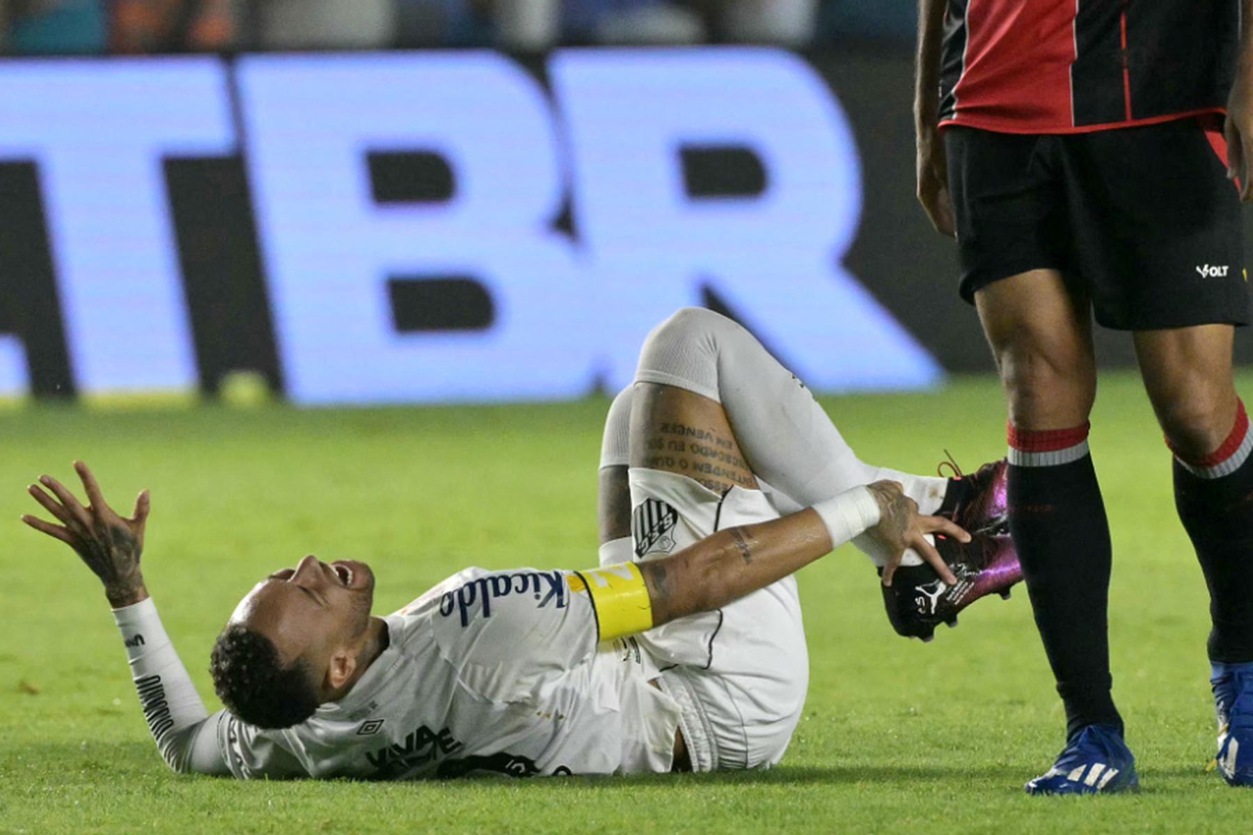 Santos: Neymar unterzieht sich Knie-OP - WM nicht in Gefahr