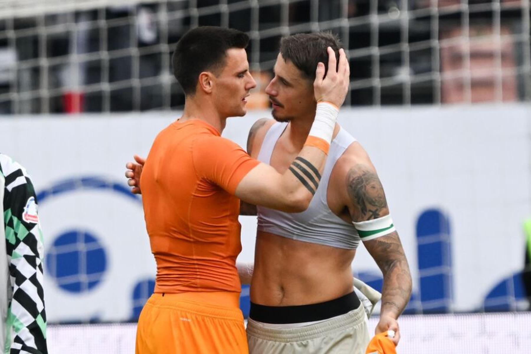 Frankfurt am Main: Bremens Friedl nach 1:4 als Frankfurt-Spieler interviewt