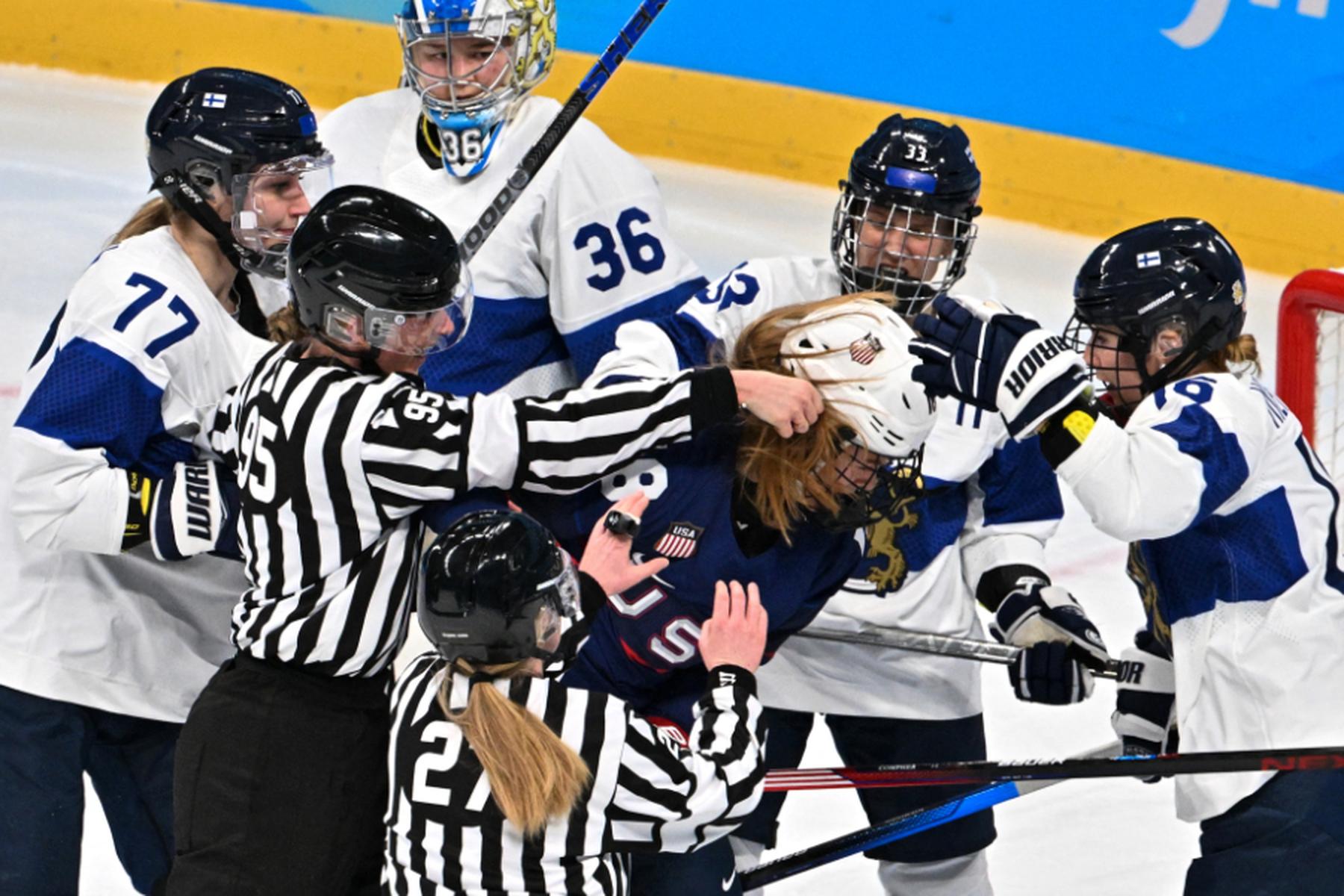 Wien: Referee Kainberger beim Olympia-Eishockeyturnier der Frauen