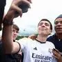 Mbappe posierte in Frankreichs Teamcamp bereits mit Fan im Real-Dress | Mbappe posierte in Frankreichs Teamcamp bereits mit Fan im Real-Dress