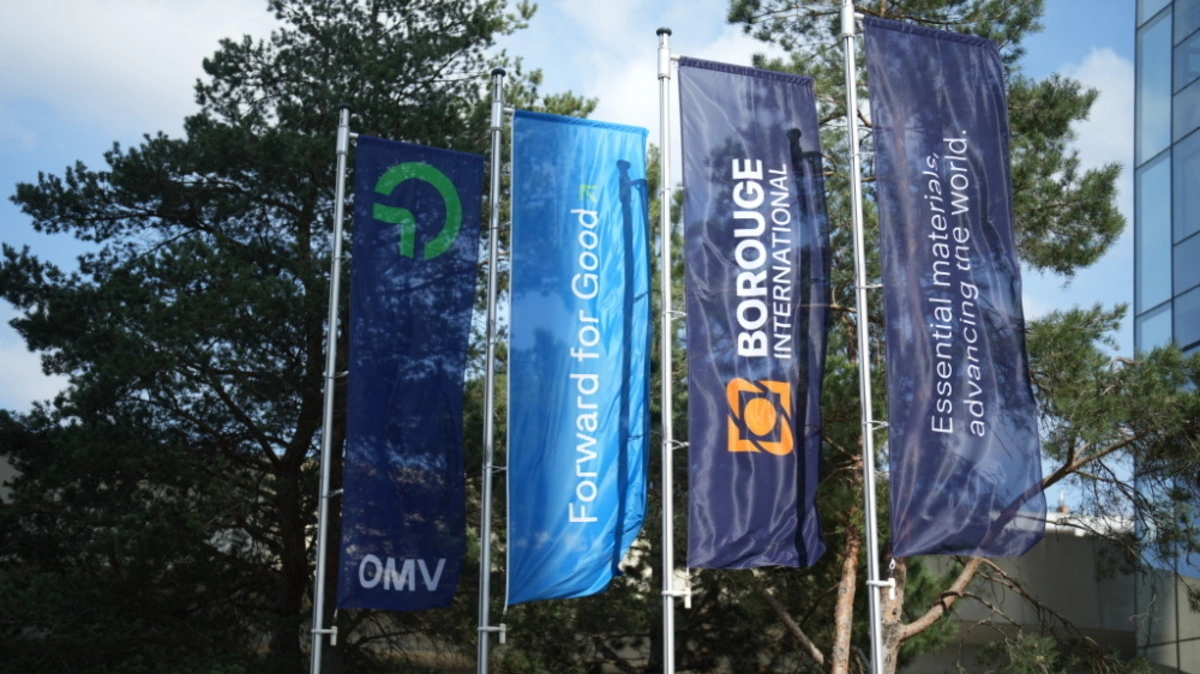 Fahnen von OMV und Borouge vor Firmensitz in Wien | Fahnen von OMV und Borouge vor Firmensitz in Wien