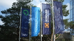 Fahnen von OMV und Borouge vor Firmensitz in Wien | Fahnen von OMV und Borouge vor Firmensitz in Wien