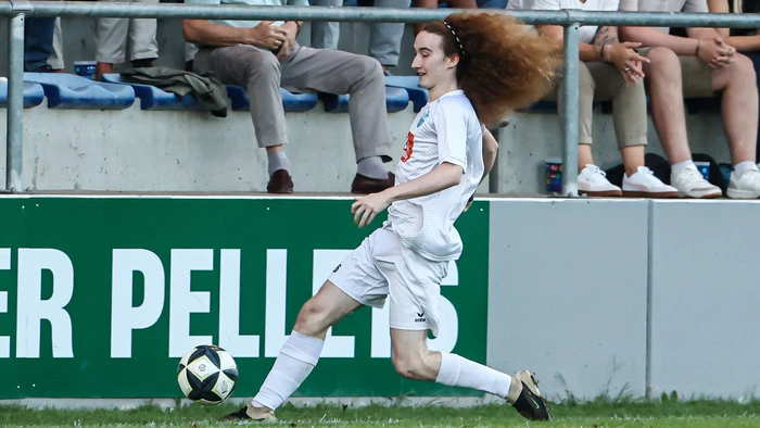 Kindbergs Tino Krause fällt mit seiner Haarpracht auf