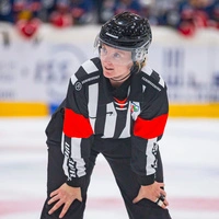 Julia Kainberger ist die erste Frau, die jemals ein Spiel der ICE-Liga leitete