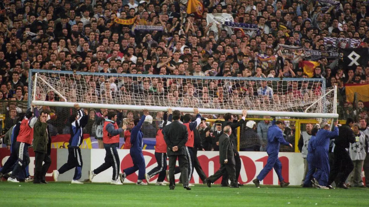 Von einem Trainingsplatz musste ein Tor ins Estadio Santiago Bernabéu gebracht werden