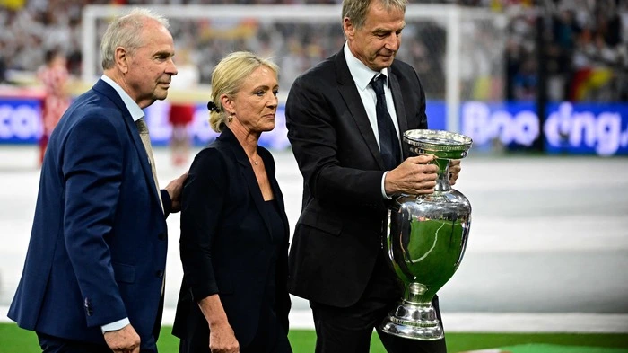 Ex-Teamspieler Bernhard Dietz (links) und Ex-Teamspieler Jürgen Klinsmann mit Heidi Beckenbauer, der Witwe von Franz Beckenbauer